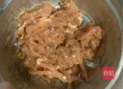 Illustration of how to stir-fry shredded pork with lettuce 1