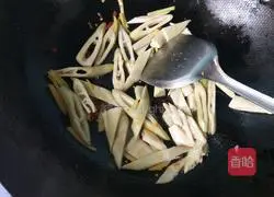 Illustration of how to make fried sausage with spring bamboo shoots 10