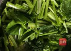 How to make scrambled eggs with spinach Illustration 1