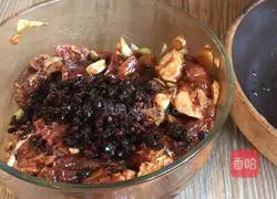 Illustration of how to make steamed pork ribs with black bean sauce 6