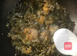 Illustration of how to make caviar and pickled cabbage soup 9