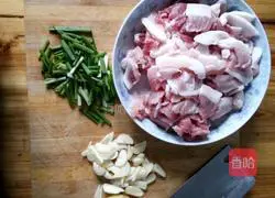 Illustration of how to make stir-fried sauerkraut with pork 1