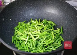 Illustration of how to make fried eggs with garlic moss 4