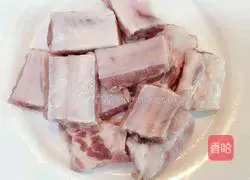 Illustration of how to make pork ribs and lotus root stewed 1