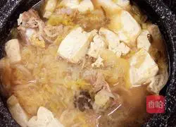 Illustration of how to stew big bones with pickled cabbage 15