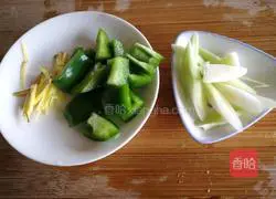 Illustration of how to stir-fry razor clam meat with dried beans 3