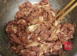 Illustration of how to make shredded pork with Beijing sauce 4