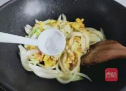 Illustration of how to make scrambled eggs with onions 8