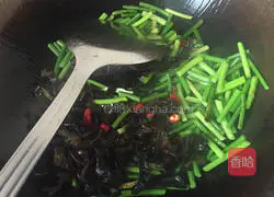  Illustration of how to make fried fungus with garlic moss 5