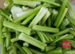 Illustration of how to make spicy celery 2