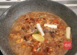 Illustration of how to make chestnut roasted chicken nuggets 14