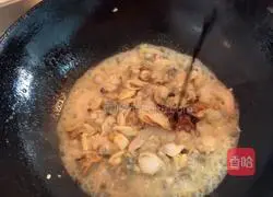 Illustration of how to stir-fry seafood broccoli 7