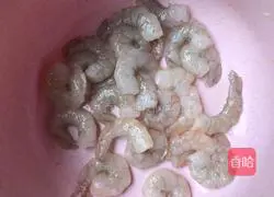 Illustration of how to make sweet and sour shrimp 1