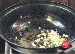 Illustration of how to stir-fry shredded pork with water spinach stalks 10