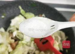 Illustration of how to make fried cabbage with bacon 14