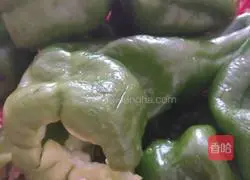 Illustration of how to make pepper stuffed meat 1