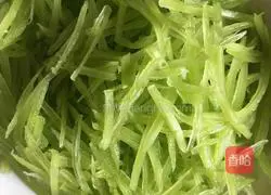 Illustration of how to make shredded shrimp and lettuce 2