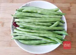 Dried garlic flavor Illustration of how to stir-fry green beans 1