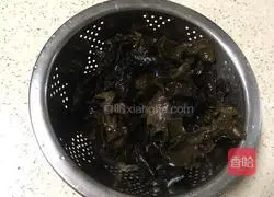 Illustration of how to make three-color fungus meat slices with pickled pepper 7