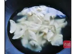 Illustration of how to make scallion and pork dumplings 13