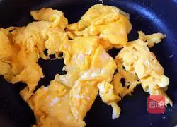 Illustration of how to make scrambled eggs with shrimps 7