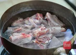 Illustration of how to make chestnut roasted pork ribs 1