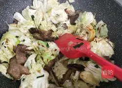 Illustration of how to make fried cabbage with bacon 18