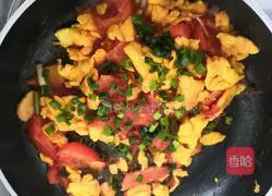 Illustration of home-cooked scrambled eggs with tomatoes 8