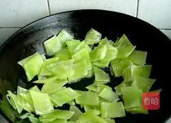 Illustration of how to stir-fry lettuce slices with meat 4