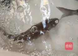 Illustration of how to stuff crucian carp with minced meat 1