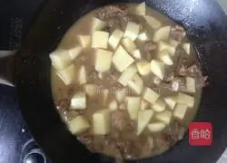 Illustration of how to cook pork ribs and braised potatoes 10