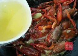 Illustration of how to make garlic crayfish 7
