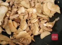 Illustration of how to stir-fry pork with king oyster mushroom 7