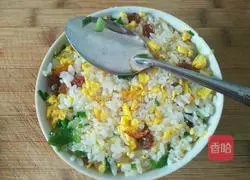 Illustration of how to make sausage fried rice 9