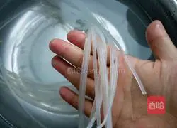 Illustration of how to make pickled vegetable noodles 1