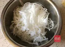 Illustration of how to make steamed cornmeal shredded radish 1