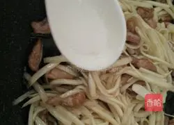 Illustration of how to make fried shredded pork with wild rice noodles 6