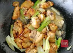 Illustration of braised chicken legs with potato cubes 7