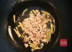 Illustration of how to make asparagus minced meat 6