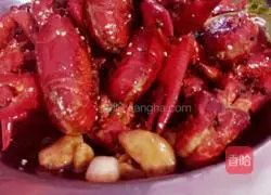 Illustration of how to make braised crayfish with spicy oil 1