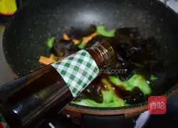 Illustration of how to make fried fungus with celery 8