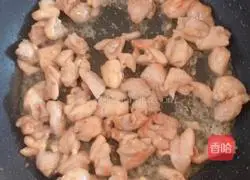 Illustration of how to make stir-fried diced fungus chicken 5