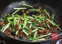 Illustration of how to cook minced pork and tofu in sauce 6