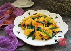 Illustration of how to make fried eggs with garlic sprouts 11