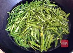 Illustration of how to make fried pork with pig ears, beans and shreds 3