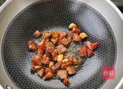 Illustration of how to make garlic asparagus and beef cubes 8