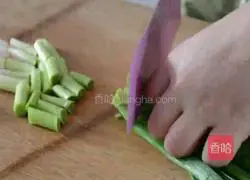 Illustration of how to collect pig blood with mushrooms 3