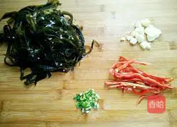 Illustration of how to make spicy fried kelp shreds 2