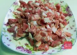 Illustration of how to make minced pork and lettuce 2