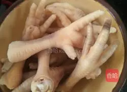 Illustration of how to make spiced chicken feet 1